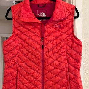 The North Face Primaloft Women’s Size Medium Thermoball Puffer Vest Red